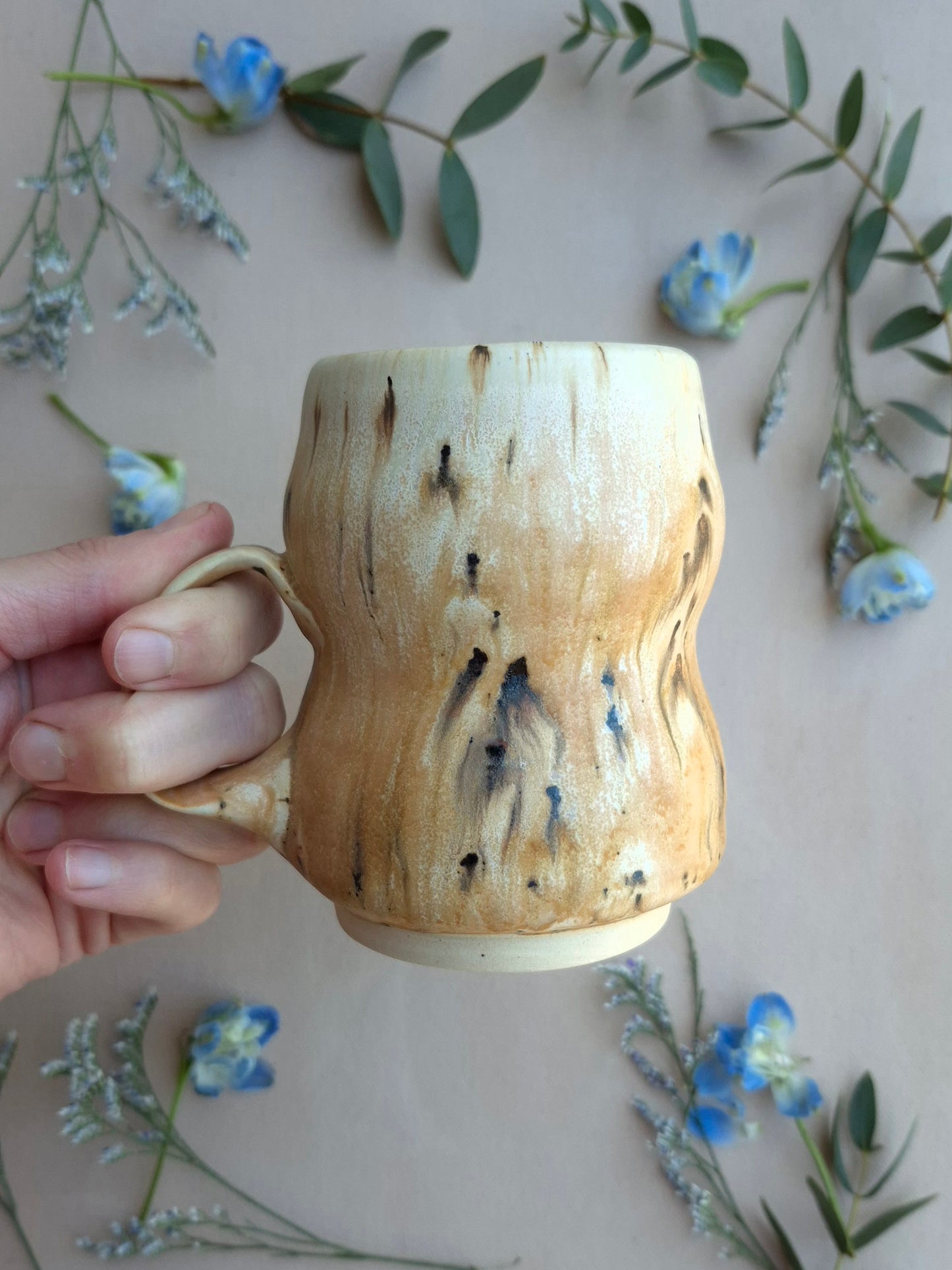 Curvy Mug in Sandstone