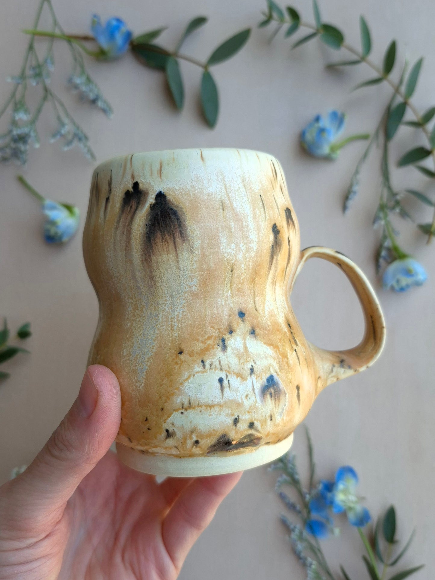 Curvy Mug in Sandstone