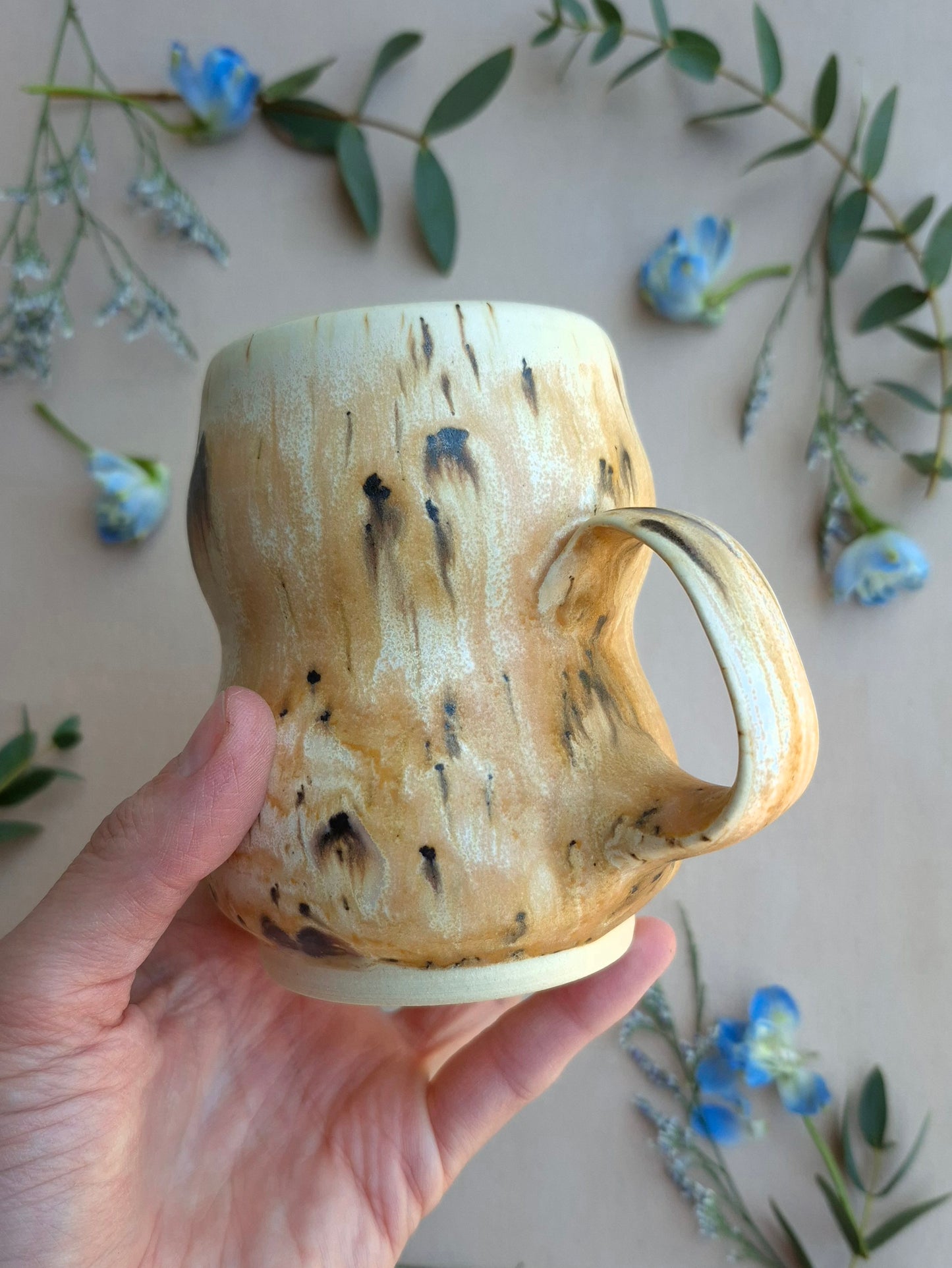 Curvy Mug in Sandstone