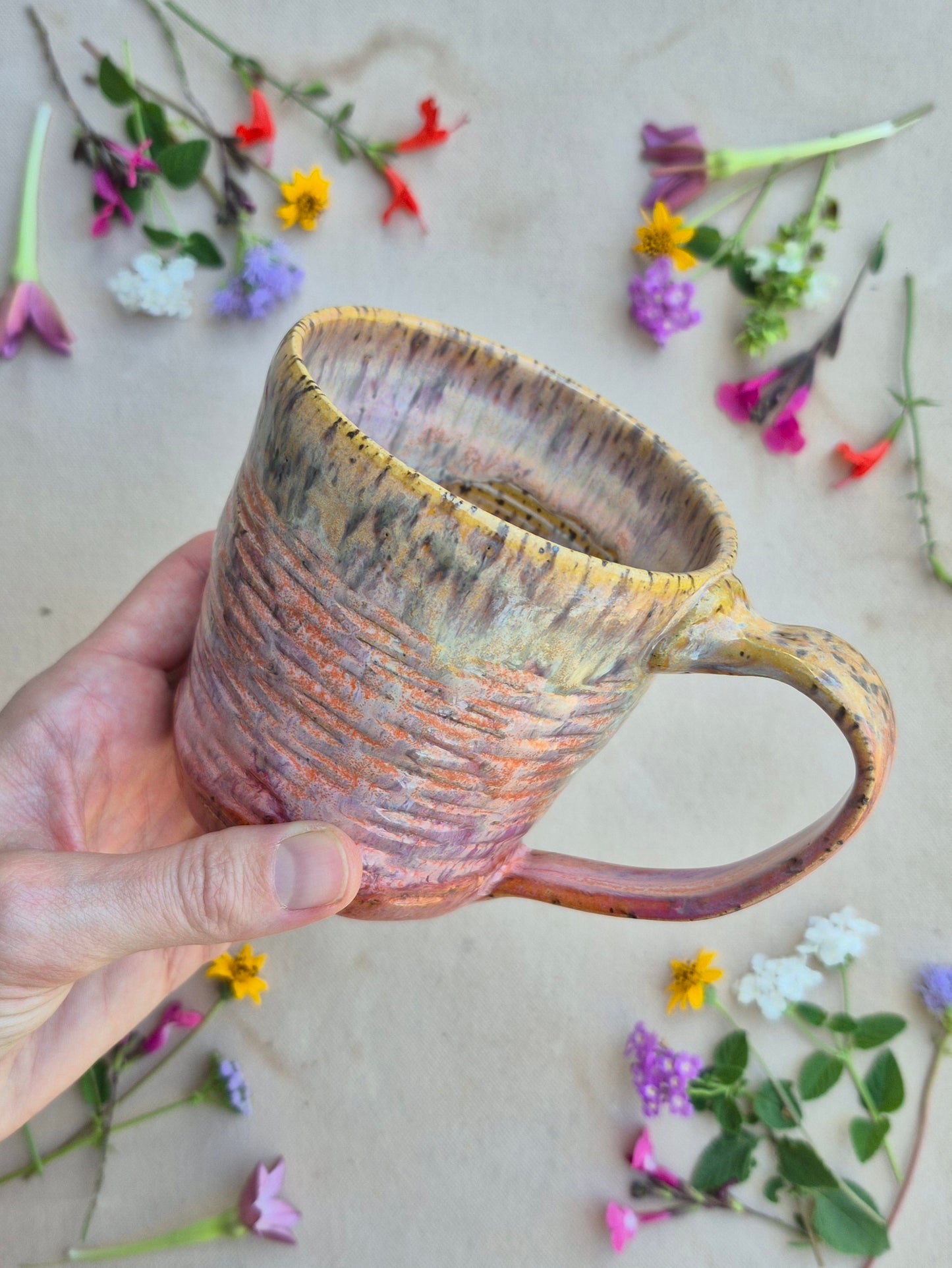 Carved Speckled Mug in Peach Sunrise